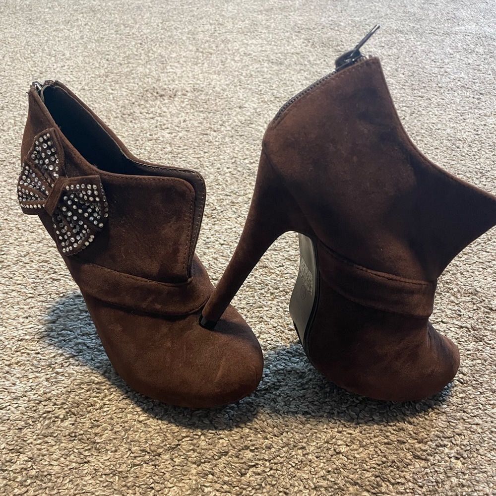 Delicacy brown booties